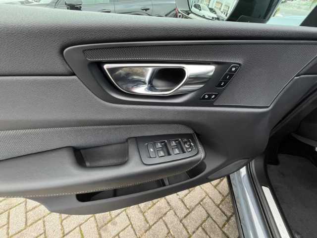 Volvo  R Design 2WD B4 Diesel EU6d AHK Navi digitales Cockpit Memory Sitze Soundsystem