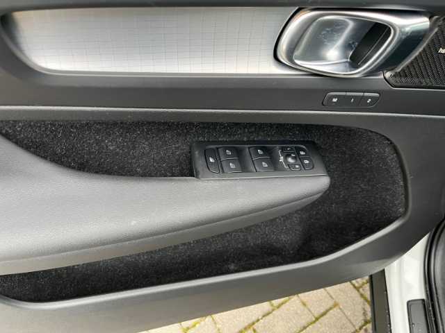 Volvo  Pro 2WD EU6d T3 Automatik Momentum AHK El. Panorama-Glasdach Navi Leder