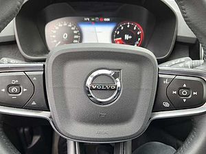 Volvo  T3 Schaltgetriebe (120kW/163PS) Momentum Pro Navi digitales Cockpit Soundsystem